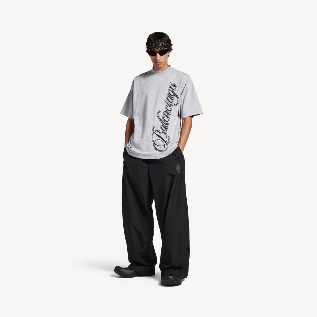 Men's Cursive T-shirt Medium Fit in Light Heather Grey/black