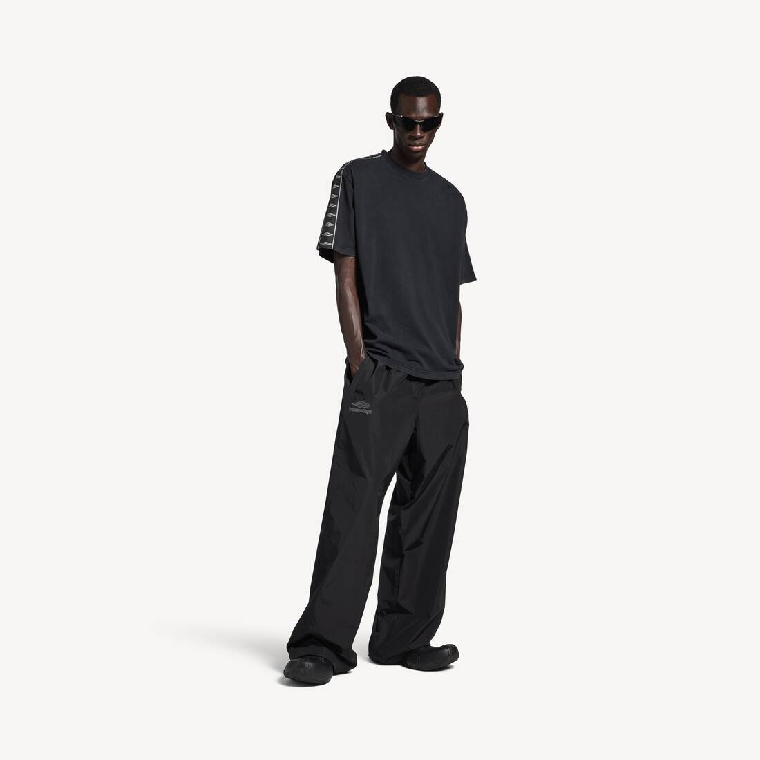Men's Stripe T-shirt Medium Fit in Faded Black